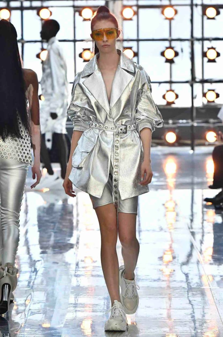 Trench borchiato oversize
