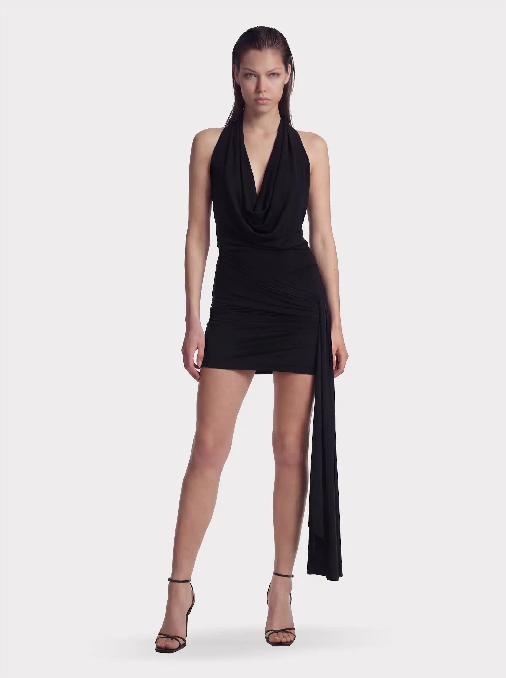 Abito con scollo cappuccio